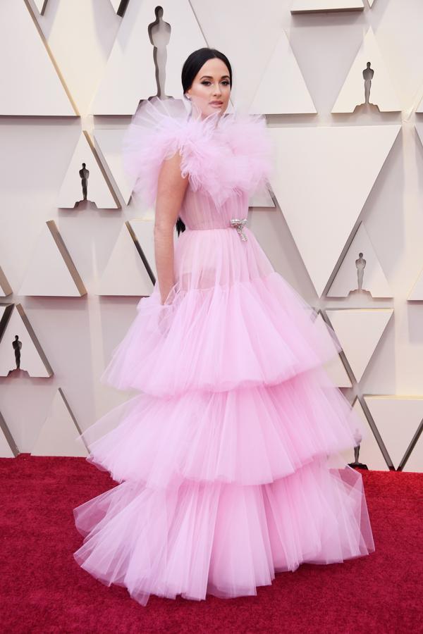 Kacey Musgraves. Vestido de volantes de tul rosa de Giambattista Valli