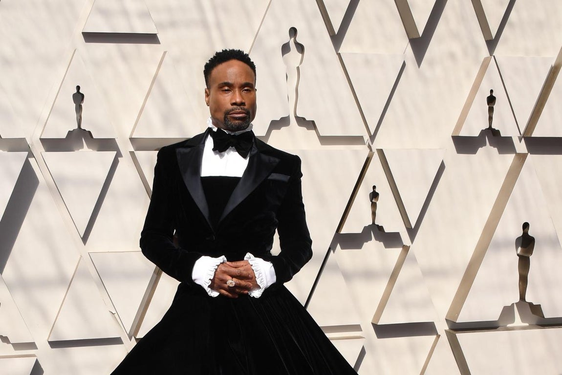 Billy Porter. Esmoquin de falda de vuelo en terciopelo de Christian Siriano