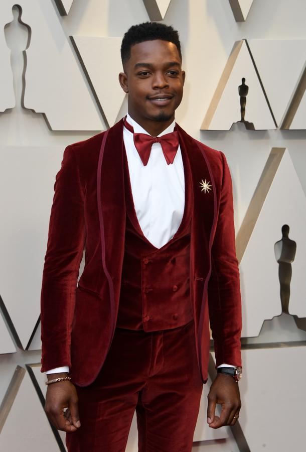 Stephan James. Esmoquin ajustado en terciopelo rojo de Etro y botines blancos