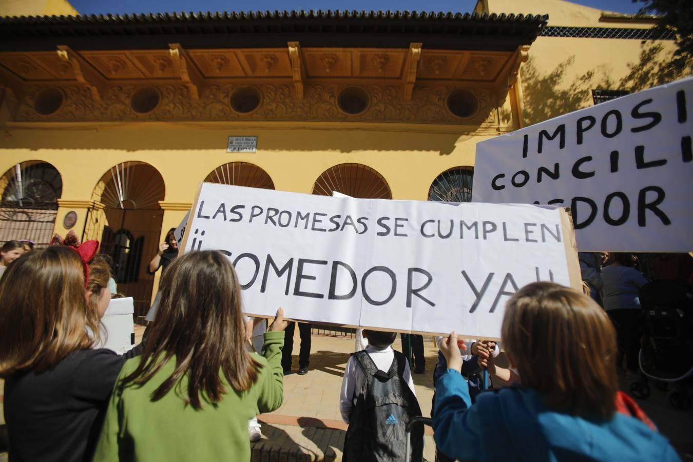 Concentración de protesta pidiendo un comedor en el colegio España