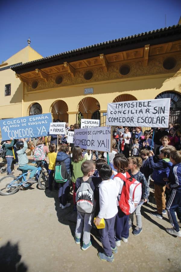 Concentración de protesta pidiendo un comedor en el colegio España