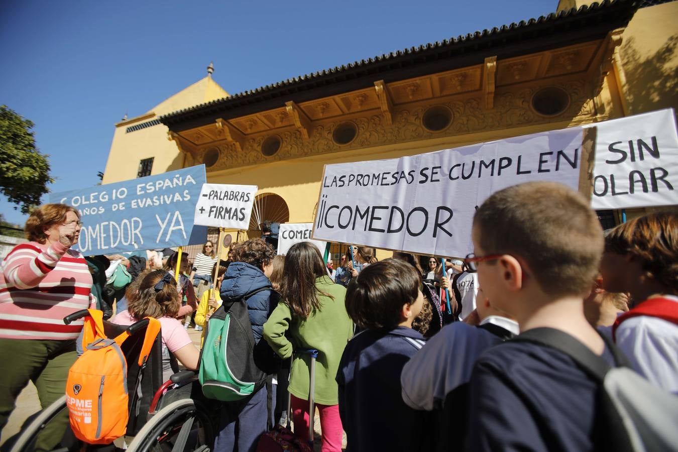 Concentración de protesta pidiendo un comedor en el colegio España