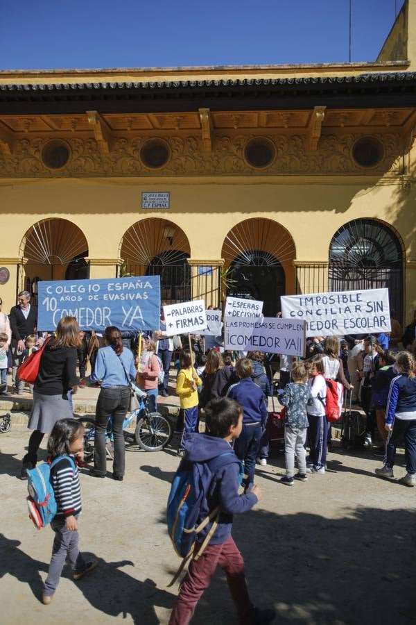 Concentración de protesta pidiendo un comedor en el colegio España