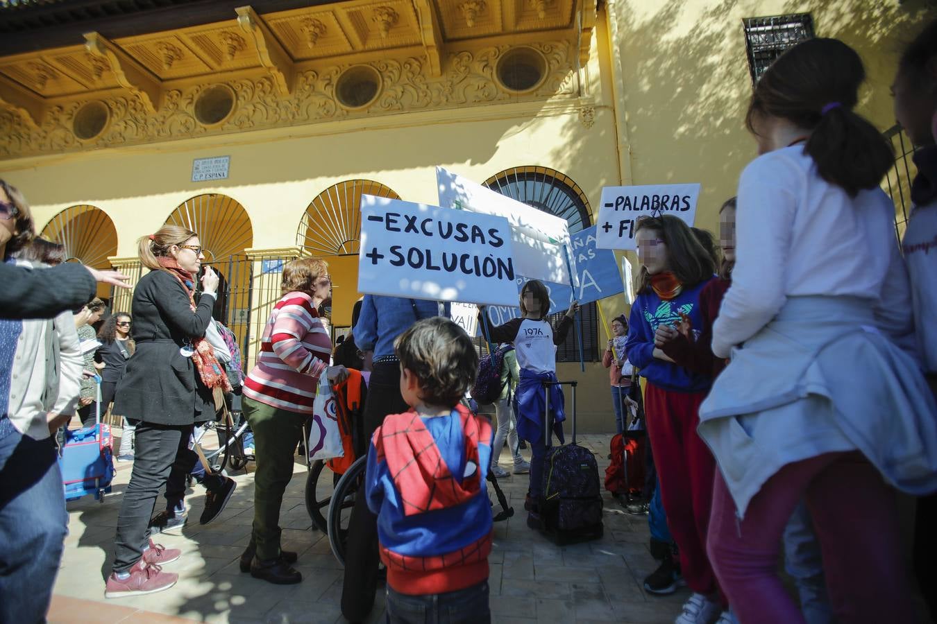 Concentración de protesta pidiendo un comedor en el colegio España