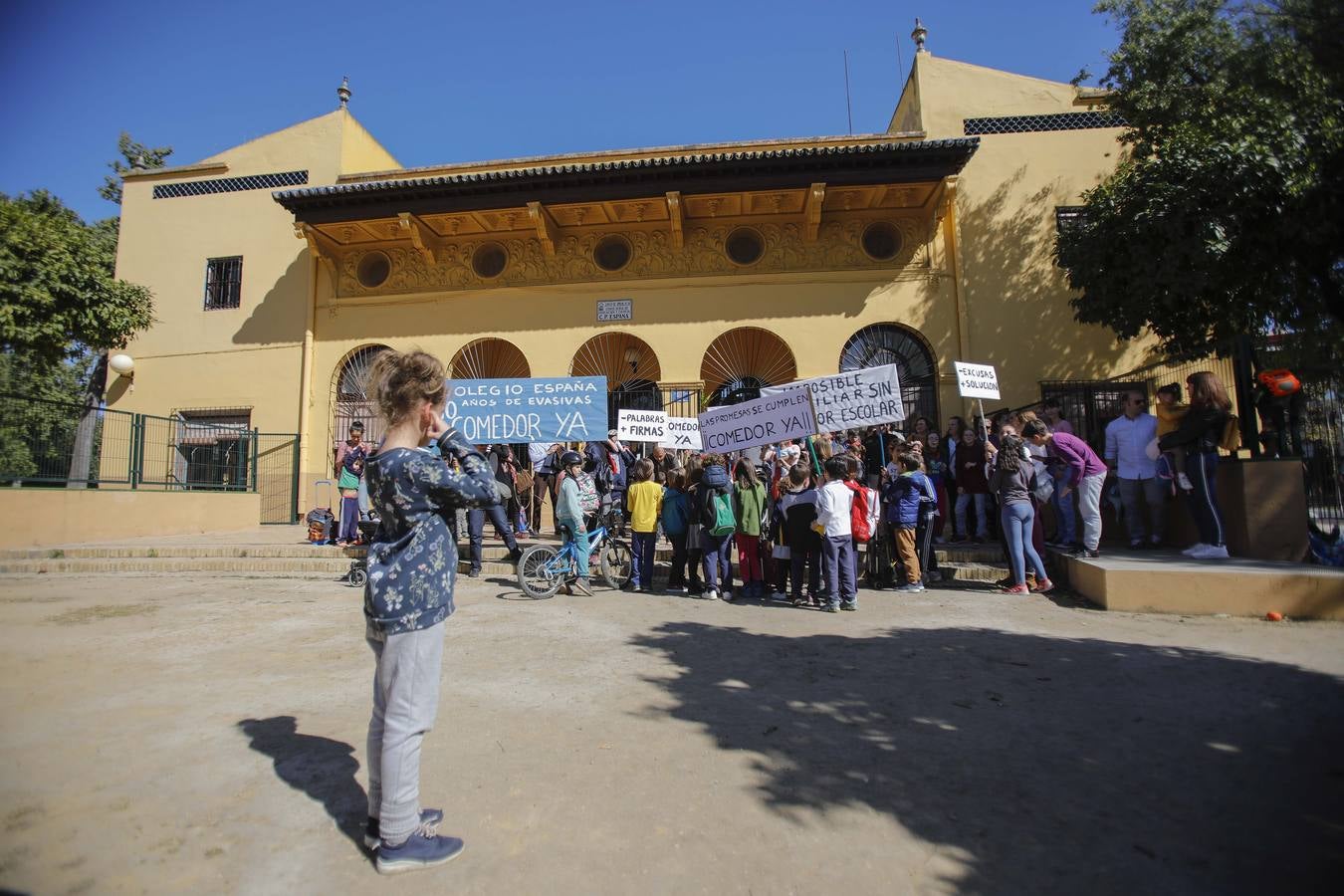 Concentración de protesta pidiendo un comedor en el colegio España