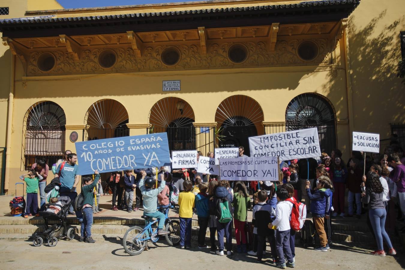 Concentración de protesta pidiendo un comedor en el colegio España