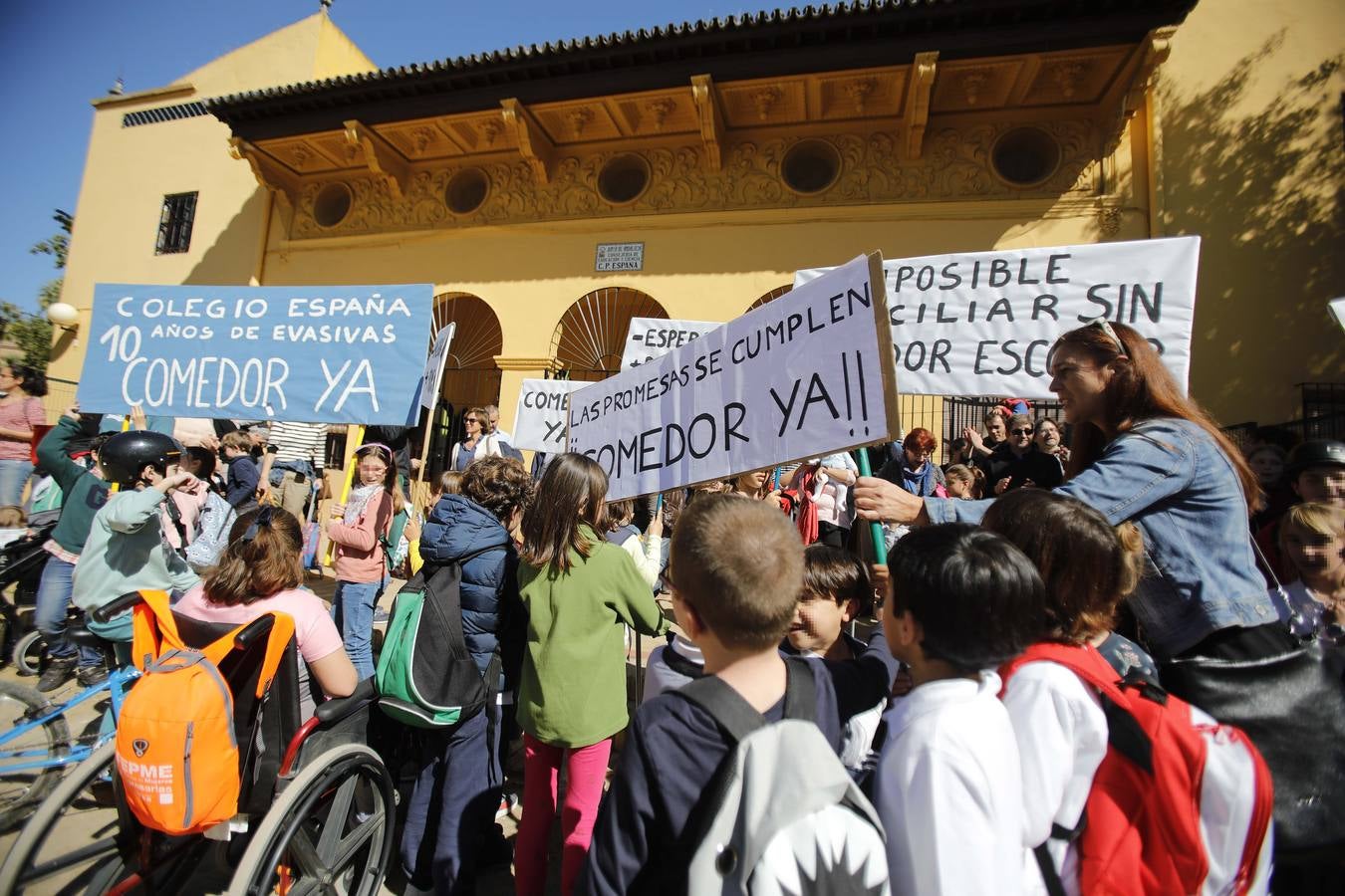 Concentración de protesta pidiendo un comedor en el colegio España