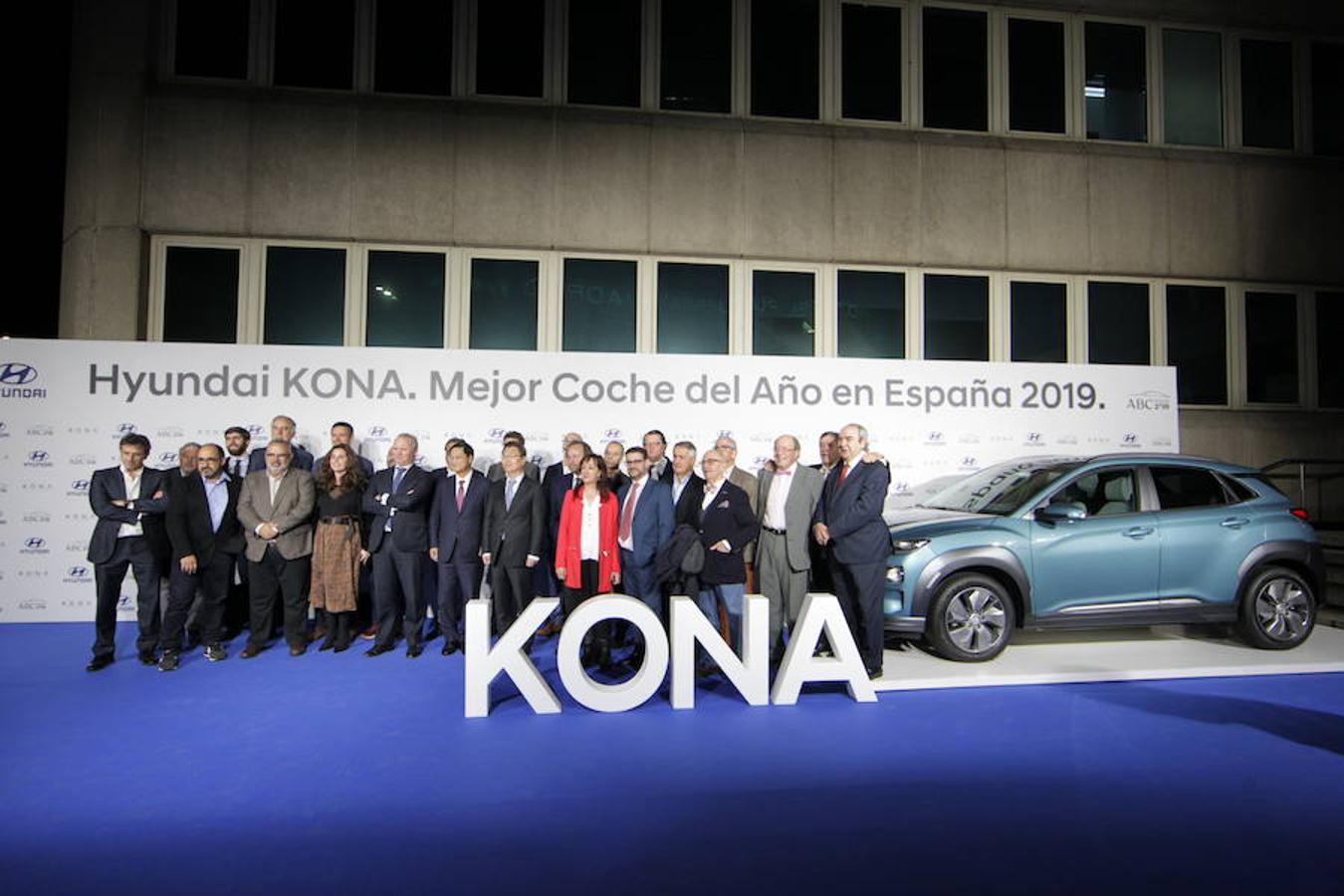 La delegación de Hyundai, encabezada por su presidente, Yun Lim, y su director general, Leopoldo Satrustegui, junto al Hyundai Kona, modelo ganador del Premio ABC al Mejor Coche del Año en España 2019. 