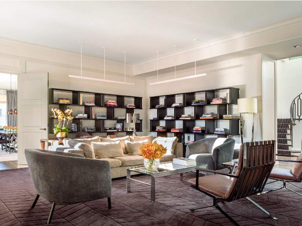 Salón. Según varios medios estadounidenses,  entre el hotel, los lujosos restaurantes y otros gastos derivados de la fiesta, el precio de la escapada rondaría los 180.000 euros. Al parecer, el evento fue organizado por la tenista Serena Williams, gran amiga de Meghan.