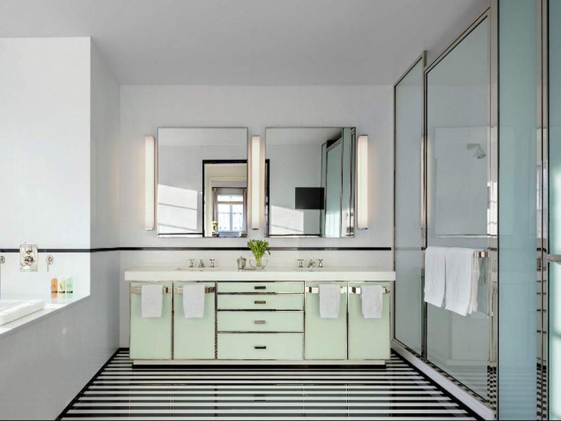 Baño. En la suite encontramos además una espaciosa sala de estar que se puede transformar en un gran salón de baile. Todas las estancias están decoradas con muebles personalizados y diseñados por el propio Jacques Grange, cada pieza es exclusiva de The Mark.