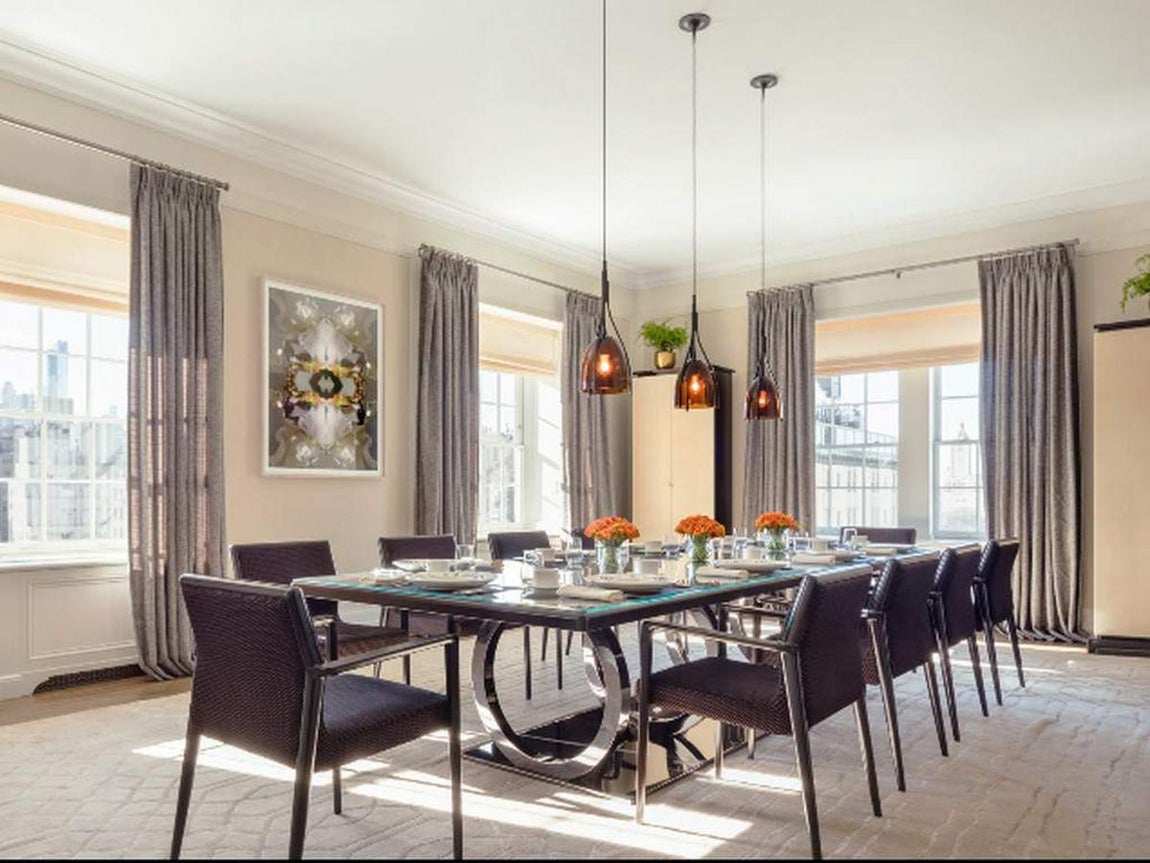 Comedor. Una noche en una habitación estándar del hotel ronda los 800 euros, por lo que teniendo en cuenta los días que han estado Meghan y todas sus amigas, entre las que se encontraban Serena Williams, Abigail Spencer o Priyanka Chopra. El desembolso alcanza fácilmente los miles de euros, ya que todas ellas se hospedaron allí.