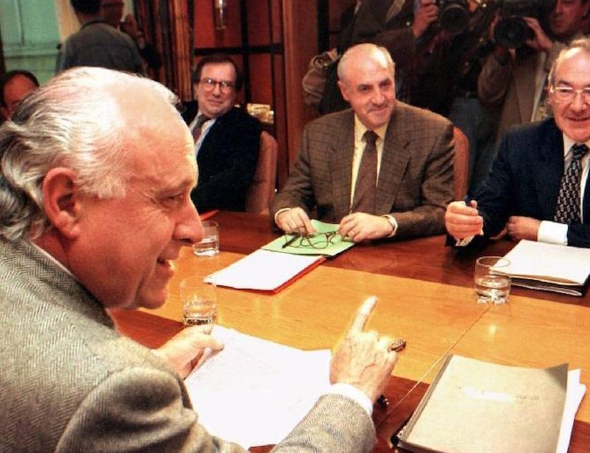 Arzalluz se afilió al PNV en 1968 y fue elegido diputado nacional por Guipúzcoa en la legislatura constituyente de 1977, cargo en el que fue reelegido en los comicios de 1979.. 
