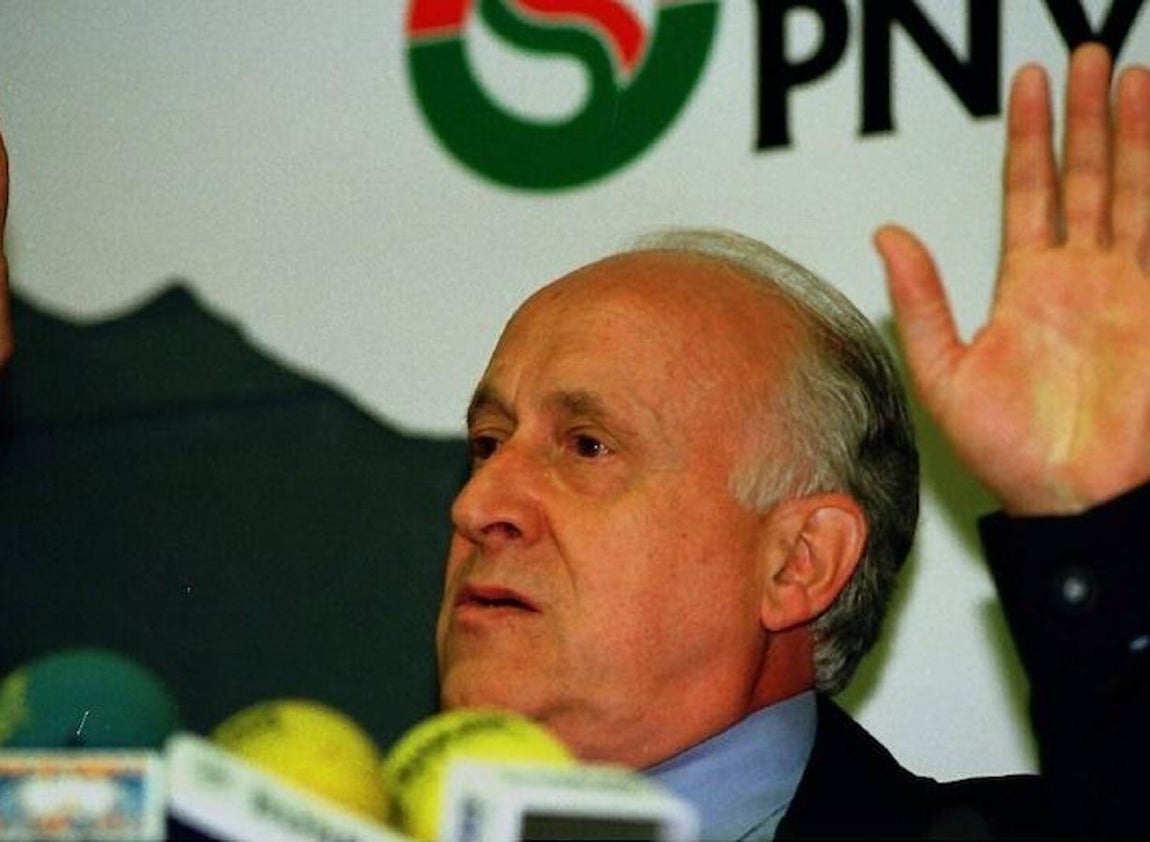 Fue nombrado presidente de la Ejecutiva del partido en 1980 y se mantuvo en el puesto hasta 2004. 