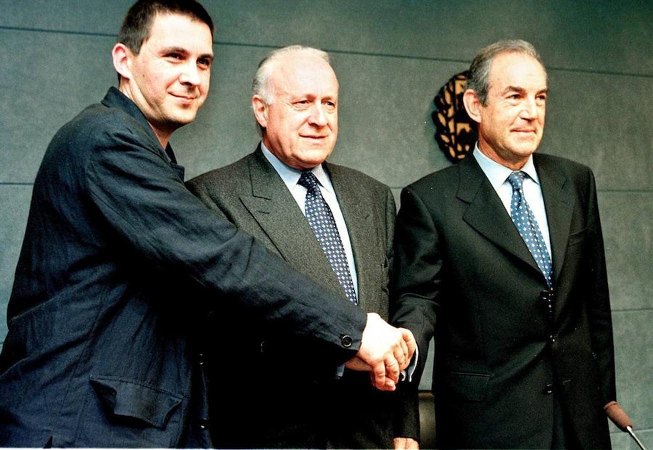 Las negociaciones con Aznar se rompieron a raíz del llamado «Pacto de Lizarra», suscrito por el PNV y otras fuerzas nacionalistas en busca de un proceso de diálogo con ETA.. 