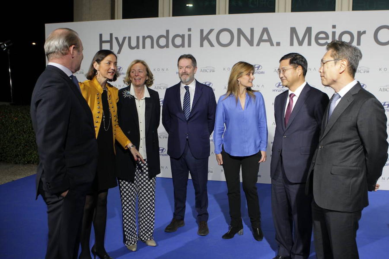 La ministra de Industria, Comercio y Turismo, Reyes Maroto; Catalina Luca de Tena, presidenta-editora de ABC; Bieito Rubido, director de ABC y Ana Delgado, directora general de ABC, junto al presidente de Hyundai, Yun Lim, y el director general del fabricante surcoreano, Leopoldo Satrústegui. 