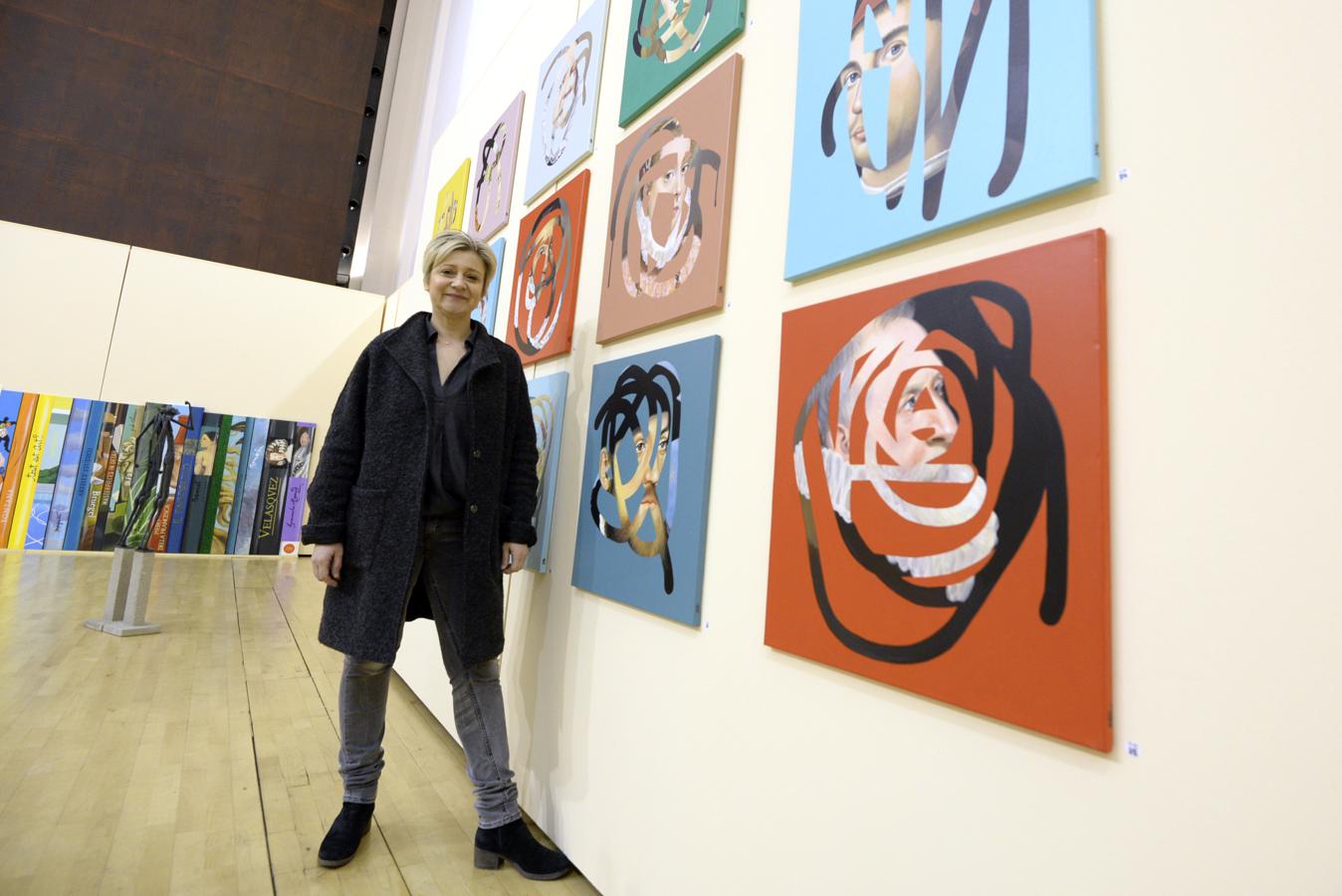 Hélène Michel junto a sus obras