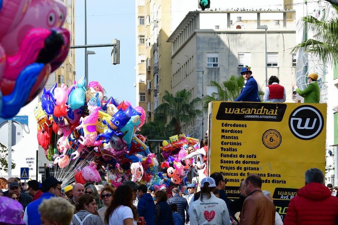 Las coplas inundan las calles de Cádiz de humor y reivindicaciones