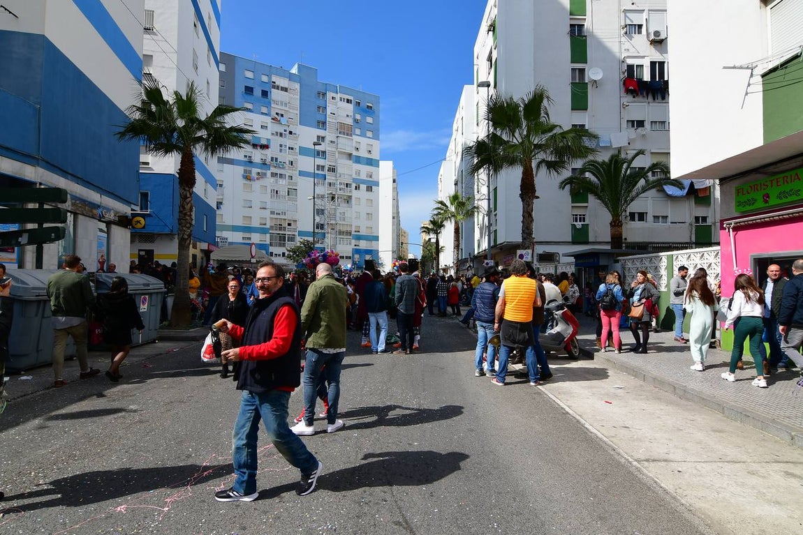 Las coplas inundan las calles de Cádiz de humor y reivindicaciones