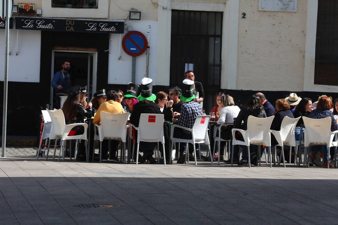Las coplas inundan las calles de Cádiz de humor y reivindicaciones