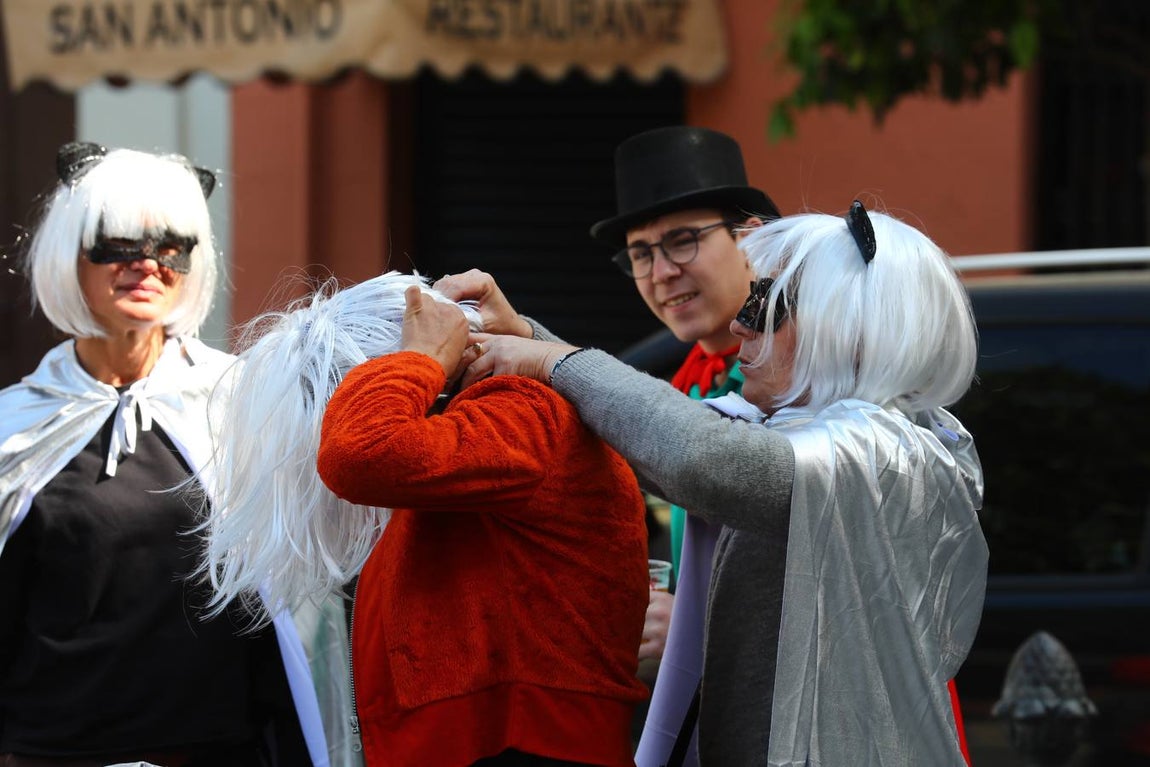 Las coplas inundan las calles de Cádiz de humor y reivindicaciones