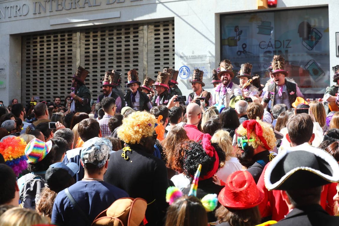 Las coplas inundan las calles de Cádiz de humor y reivindicaciones