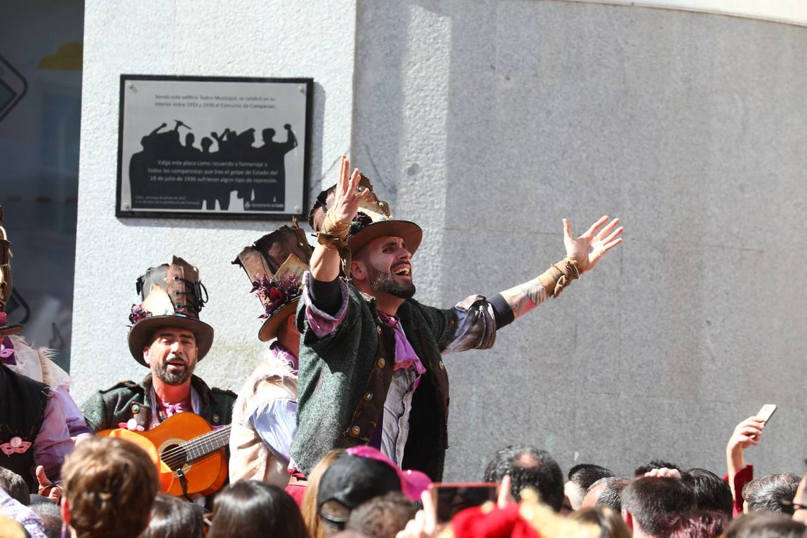 Las coplas inundan las calles de Cádiz de humor y reivindicaciones