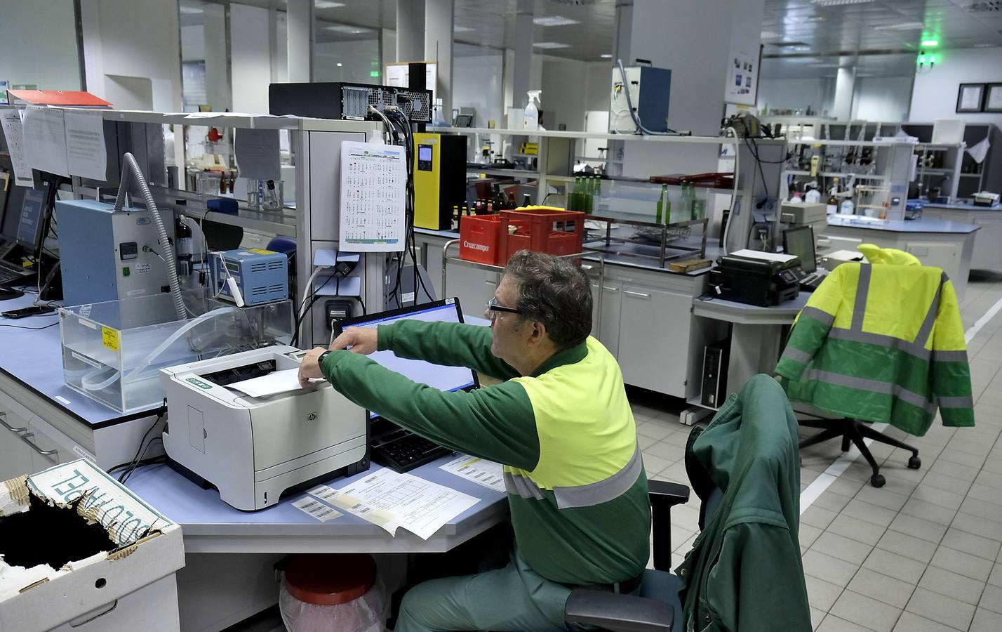 Un paseo gráfico por la fábrica de cerveza líder en Andalucía