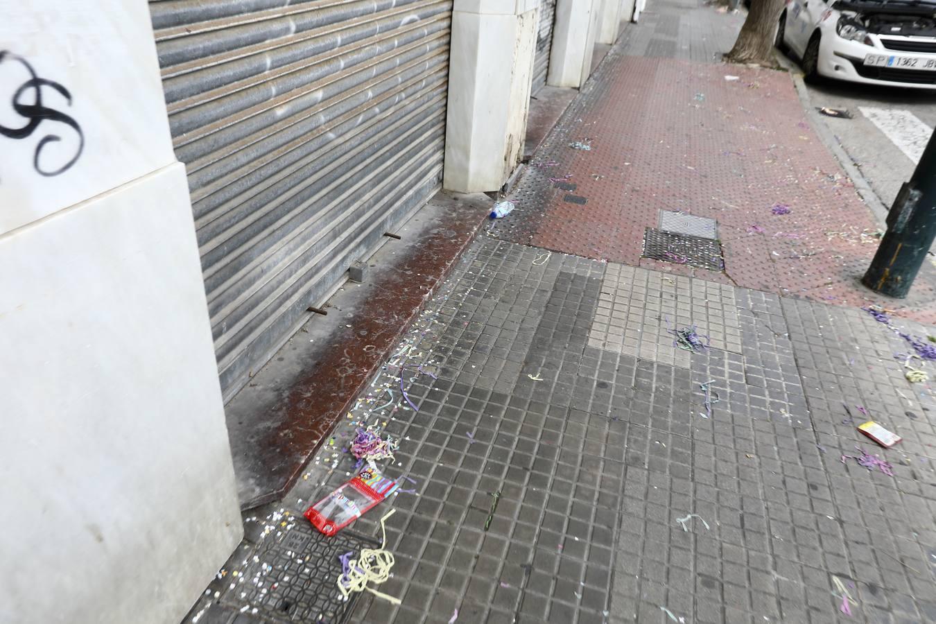 Los restos de la necrópolis de Cádiz entre envases, botellas y serpentinas