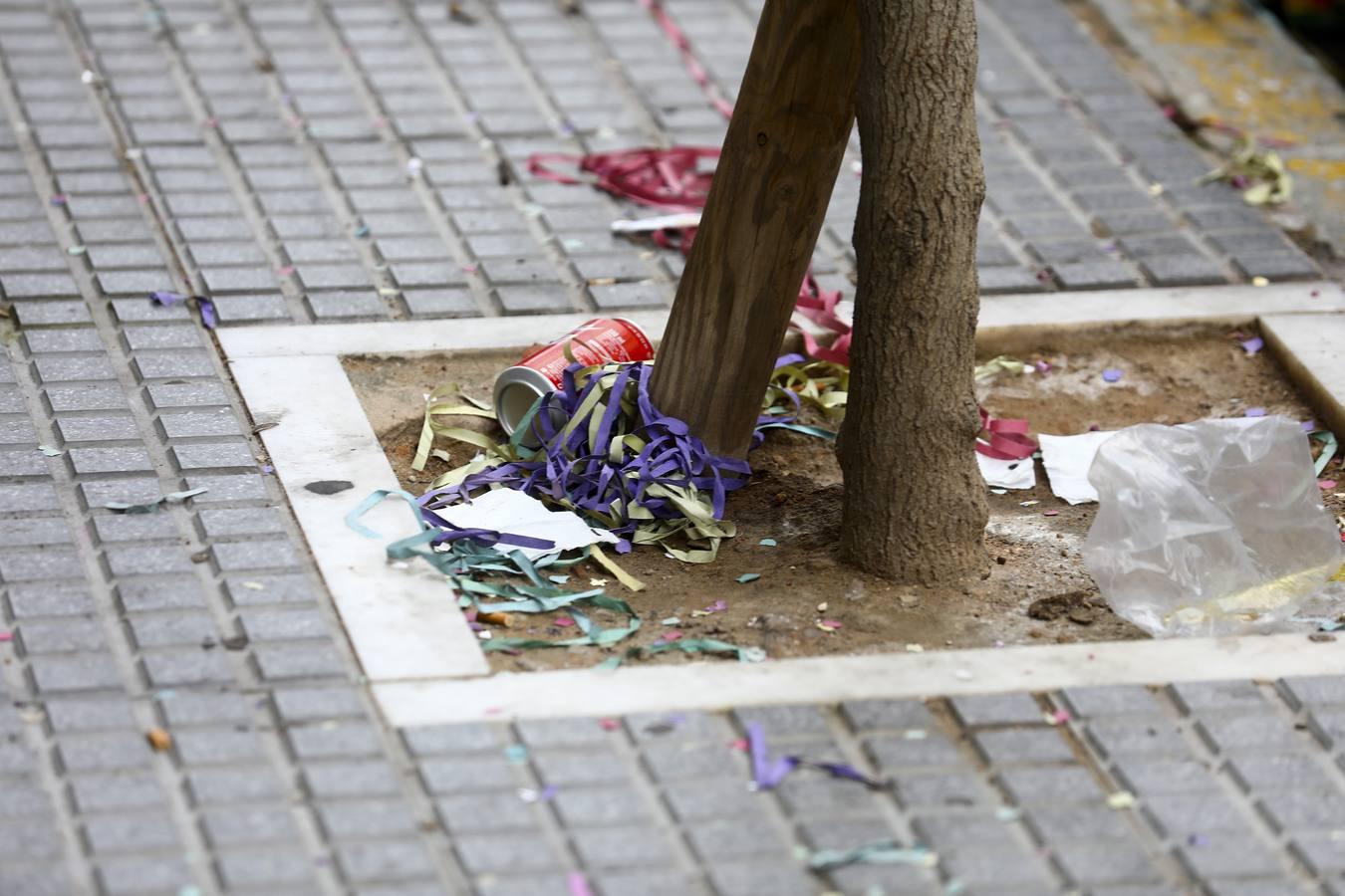 Los restos de la necrópolis de Cádiz entre envases, botellas y serpentinas