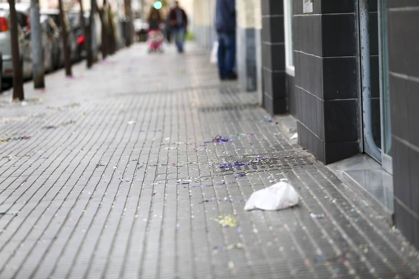 Los restos de la necrópolis de Cádiz entre envases, botellas y serpentinas