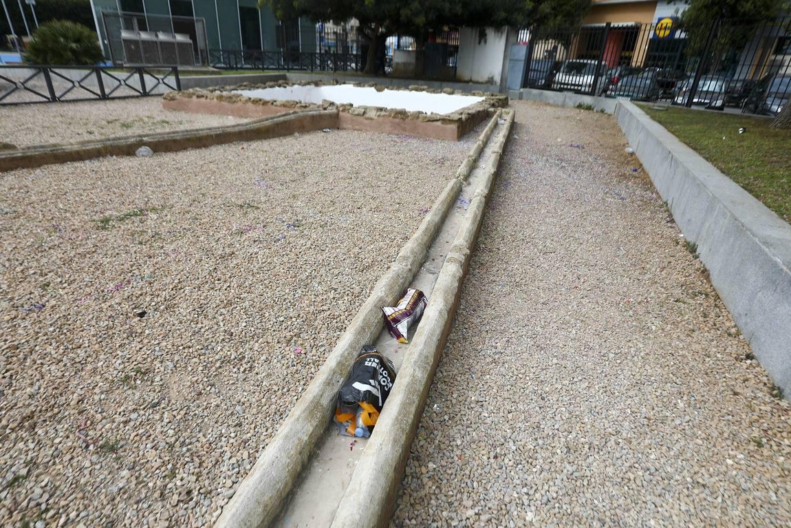 Los restos de la necrópolis de Cádiz entre envases, botellas y serpentinas