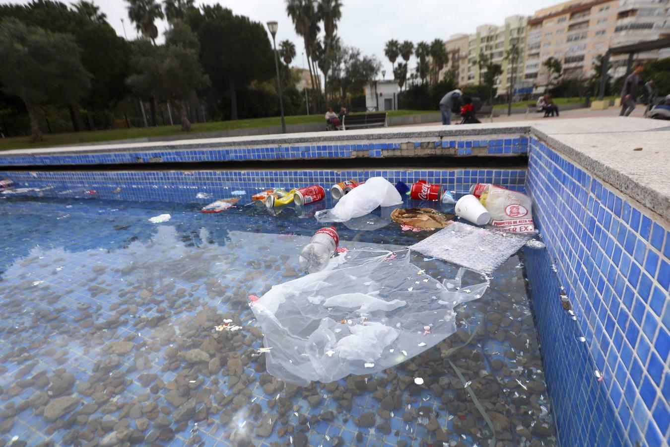 Los restos de la necrópolis de Cádiz entre envases, botellas y serpentinas