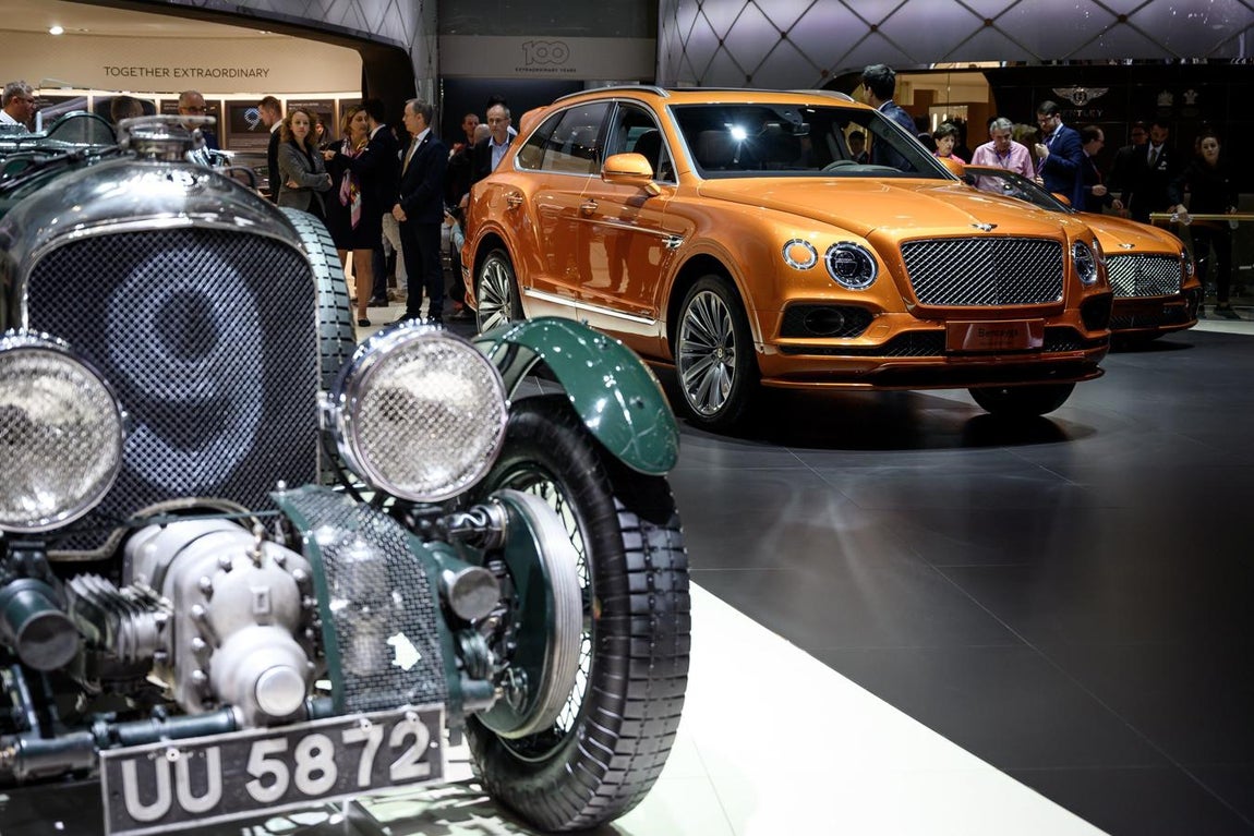 Bentley. Ha mostrado el SUV más rápido del mundo. Se trata del Bentayga Speed, equipado con un motor de 12 cilindros con 635 CV de potencia. Exteriormente, y para lograr un aspecto más deportivo, monta unos nuevos paragolpes, llantas de 22 pulgadas, y un alerón específico.