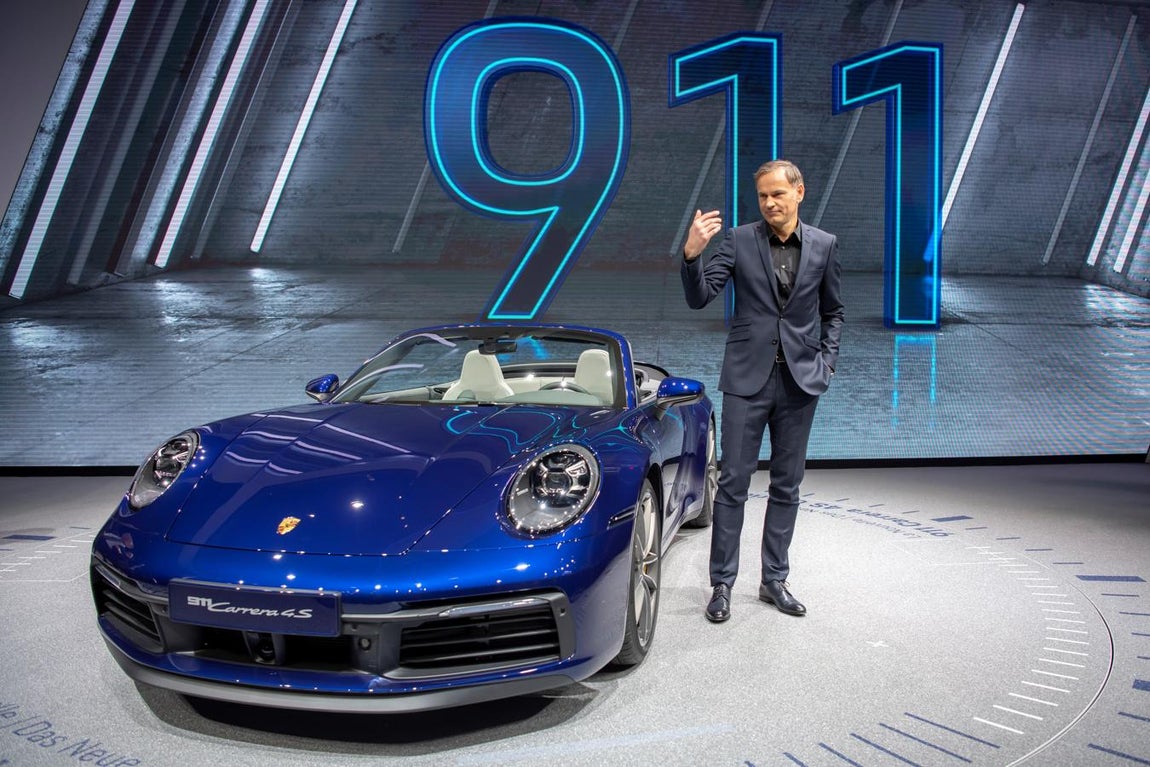 Porsche. Porsche está presente en el salón con varias propuestas, el 718 Cayman T y y el 718 Boxter T, una versión básica de la gama 718 con 299 CV. También con el nuevo 911 cabriolet (en la imagen, desvelado por el CEO de la marca, Oliver Blume)