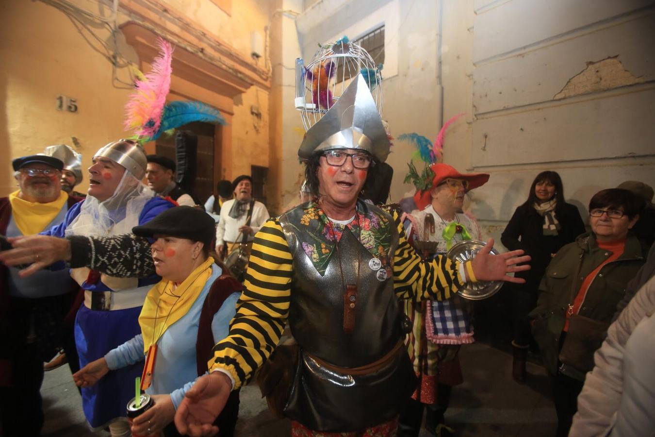 FOTOS: Gran ambiente callejero y en los tablaos en el Carnaval de Cádiz 2019