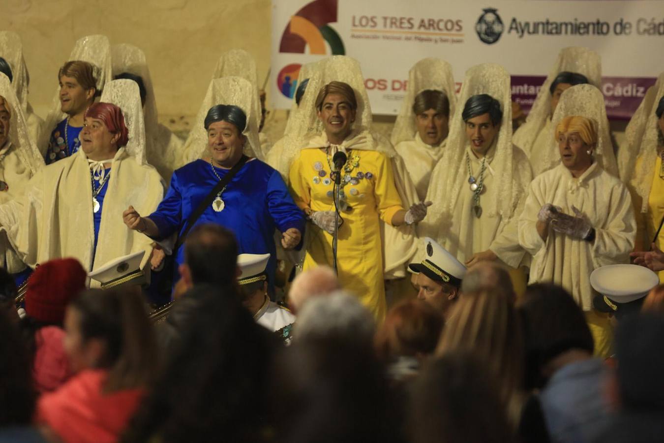 FOTOS: Gran ambiente callejero y en los tablaos en el Carnaval de Cádiz 2019