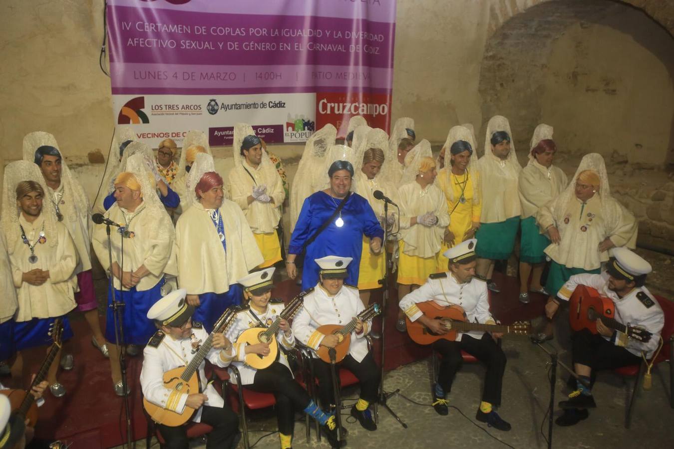 FOTOS: Gran ambiente callejero y en los tablaos en el Carnaval de Cádiz 2019