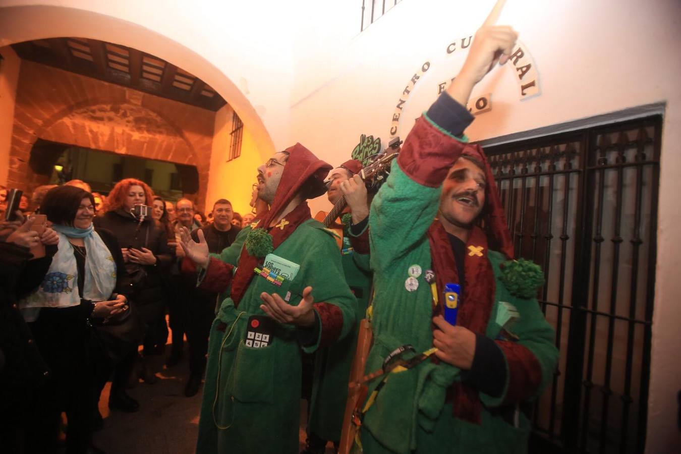 FOTOS: Gran ambiente callejero y en los tablaos en el Carnaval de Cádiz 2019