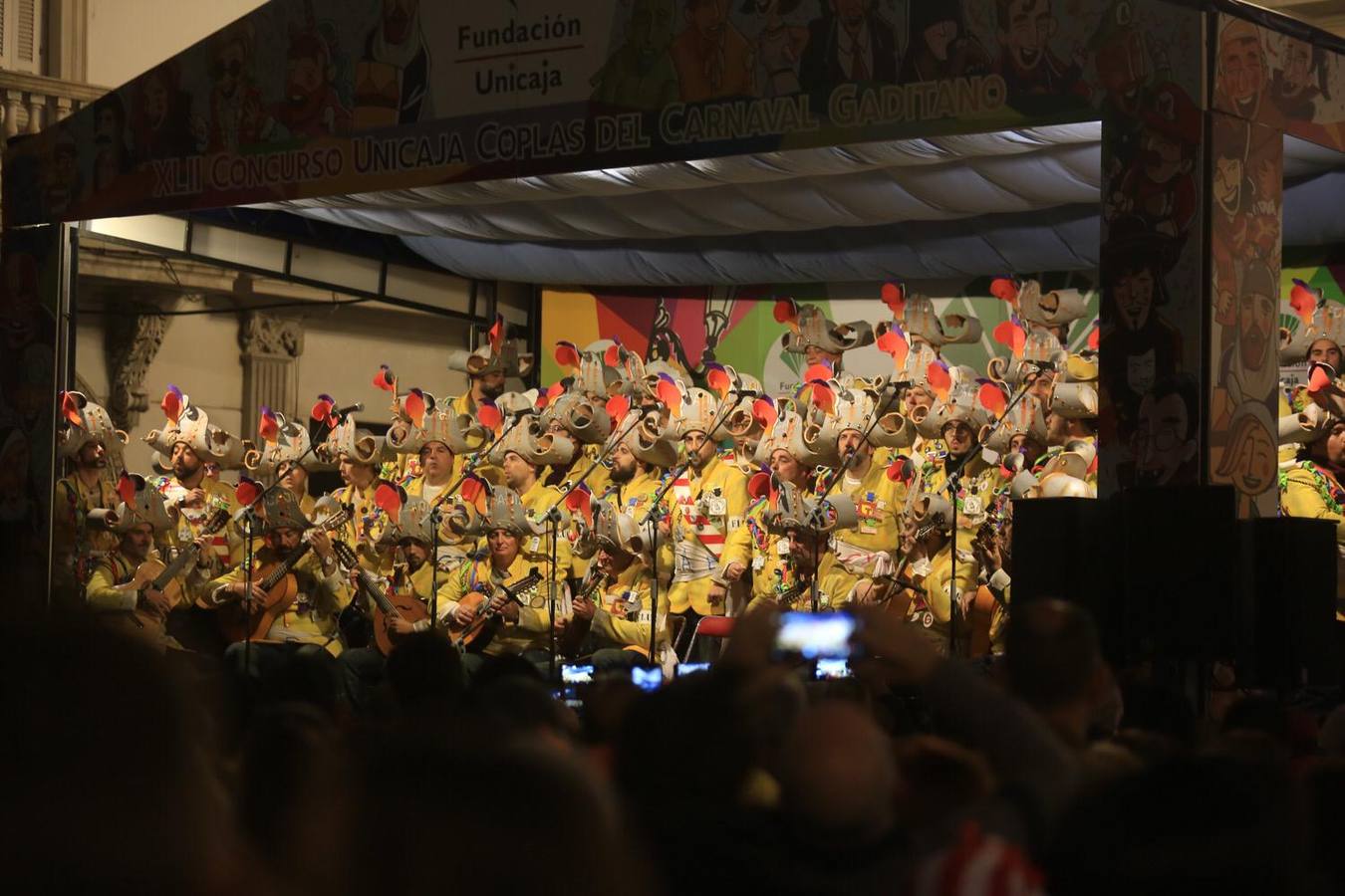 FOTOS: Gran ambiente callejero y en los tablaos en el Carnaval de Cádiz 2019