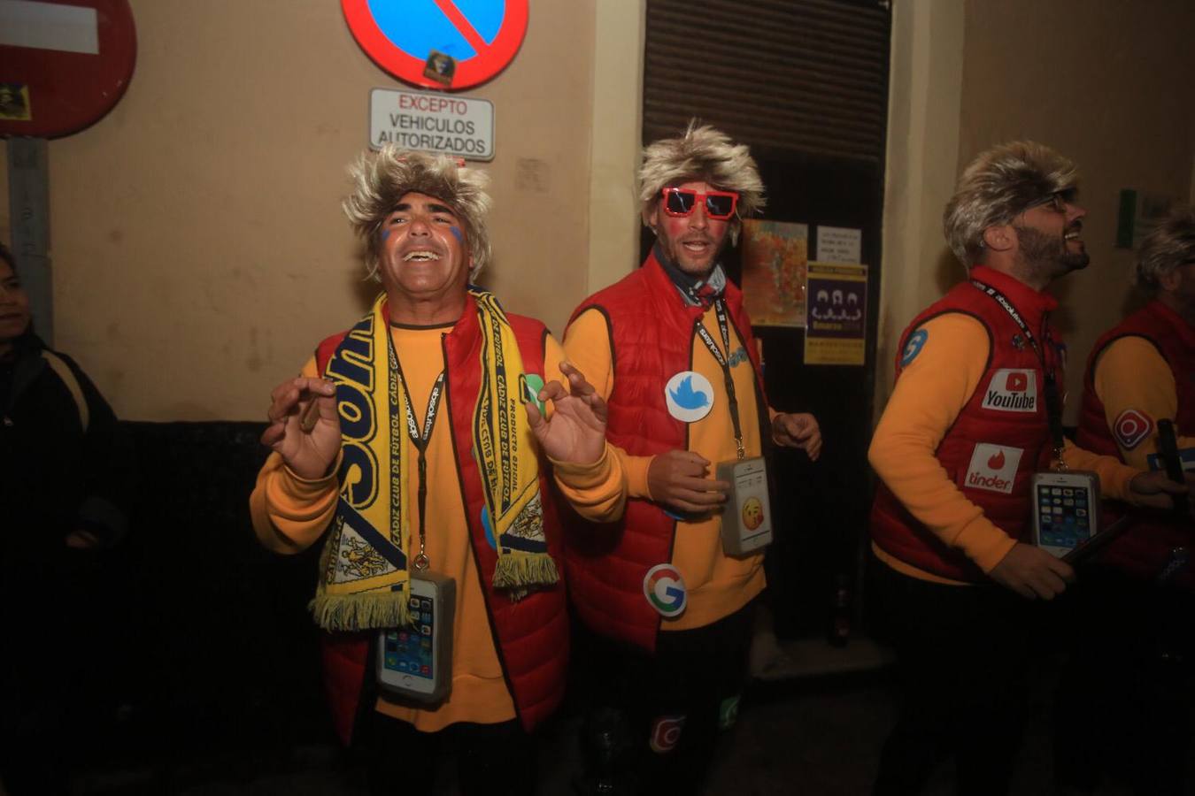 FOTOS: Gran ambiente callejero y en los tablaos en el Carnaval de Cádiz 2019