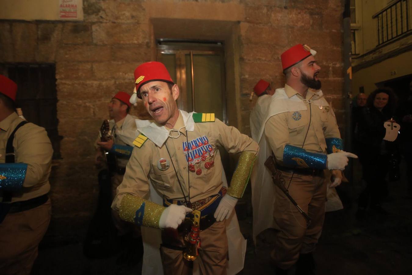 FOTOS: Gran ambiente callejero y en los tablaos en el Carnaval de Cádiz 2019