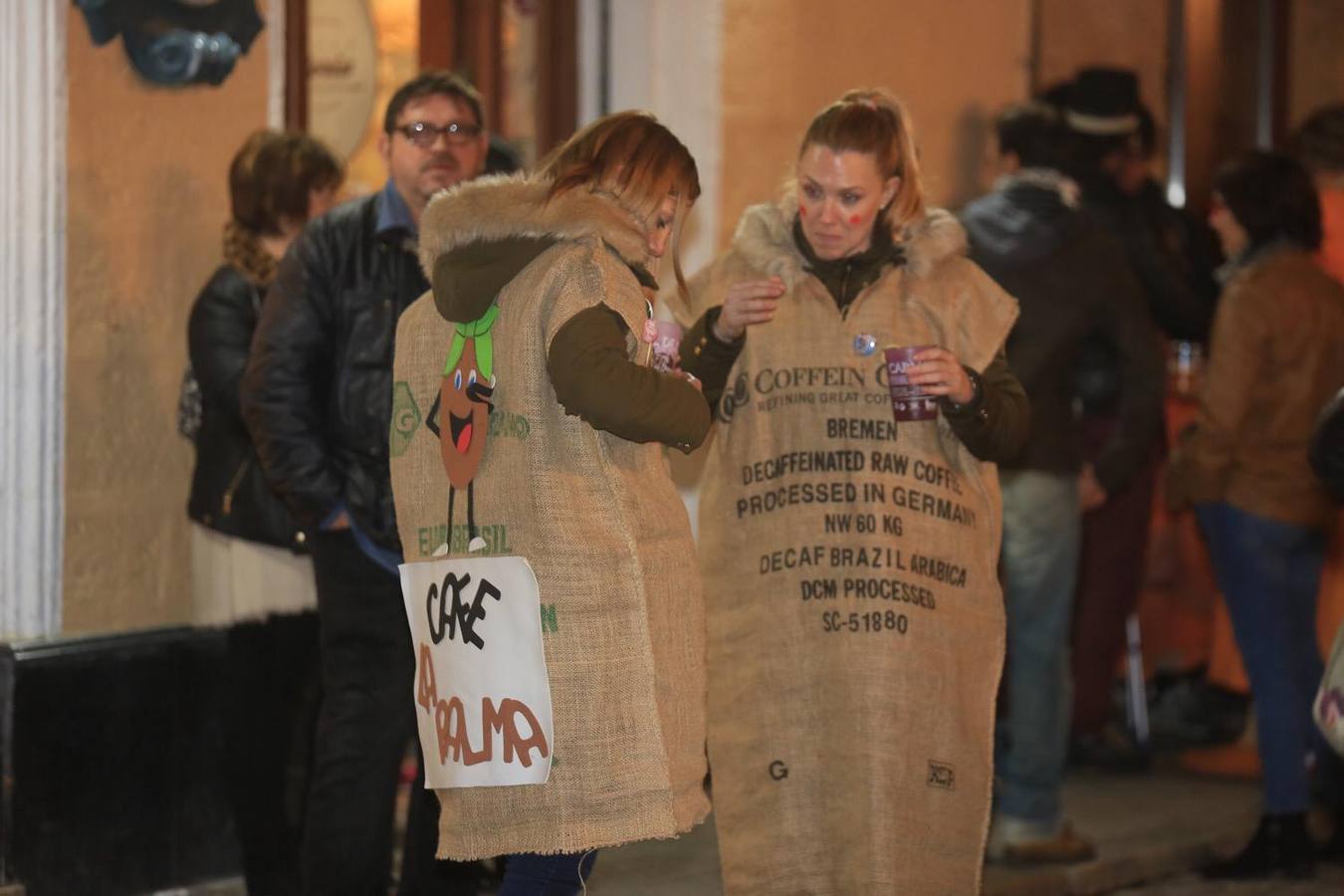 FOTOS: Gran ambiente callejero y en los tablaos en el Carnaval de Cádiz 2019