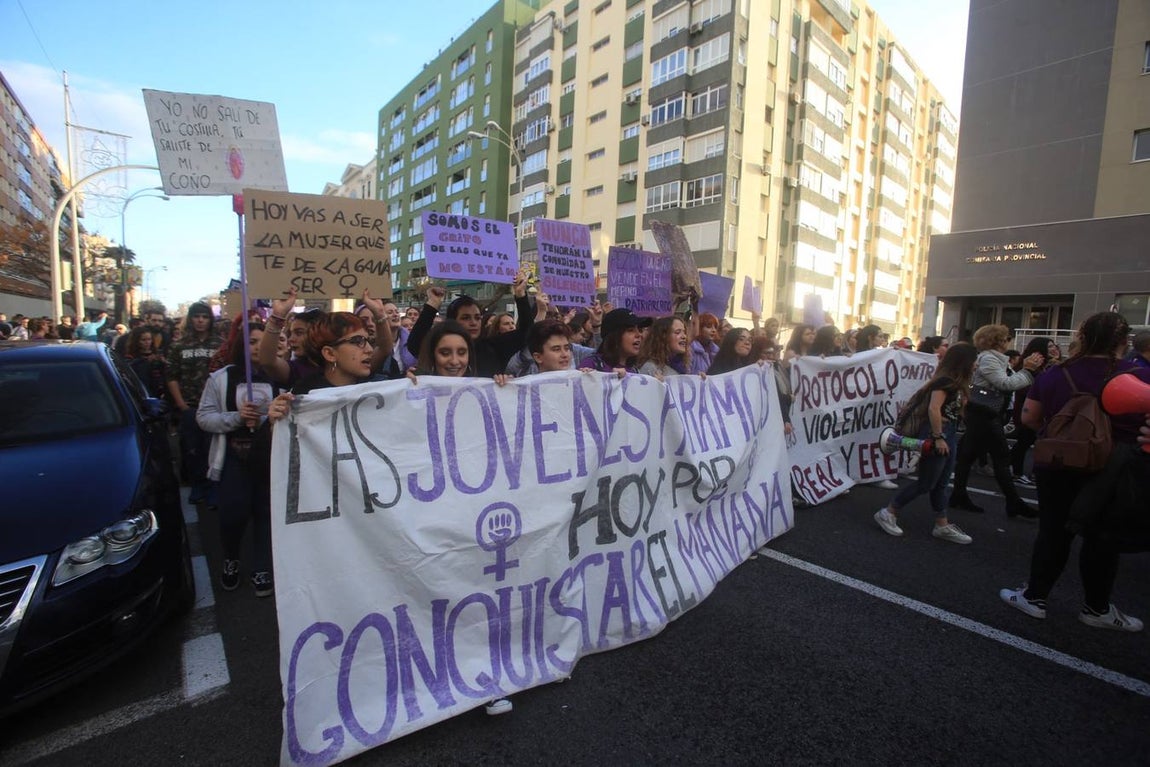 FOTOS: Las imágenes de la marcha del 8-M por Cádiz