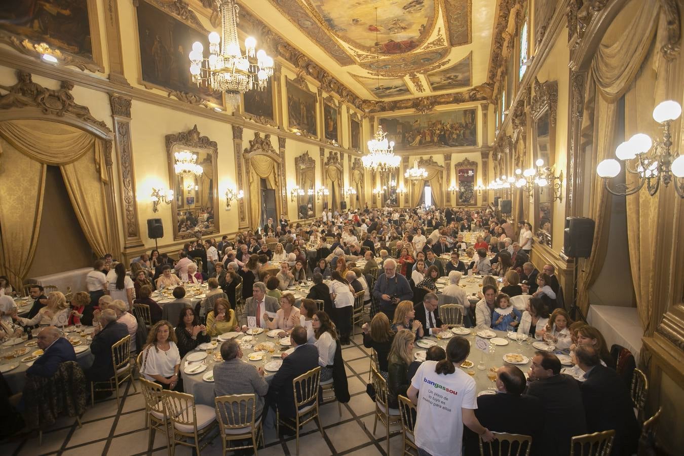 La comida solidaria de la Fundación Bangassou, en imágenes