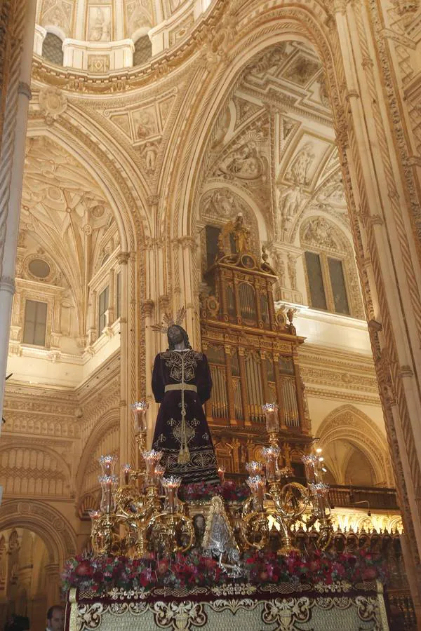 El Vía Crucis de las cofradías de Córdoba con el Señor del Perdón, en imágenes