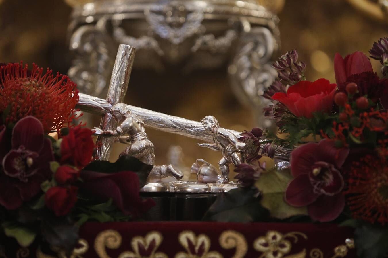 El Vía Crucis de las cofradías de Córdoba con el Señor del Perdón, en imágenes
