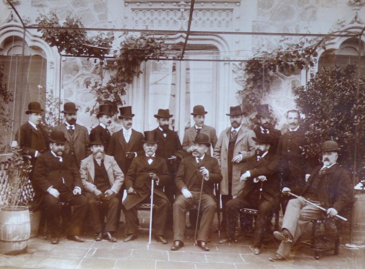 El alcalde de Toledo, Lucio Duque (delante, tercero por la izquierda) y varias personas, antes de 1901, en el patio lateral del hotel. Foto de Lucas Fraile. Colección Luis Alba. 