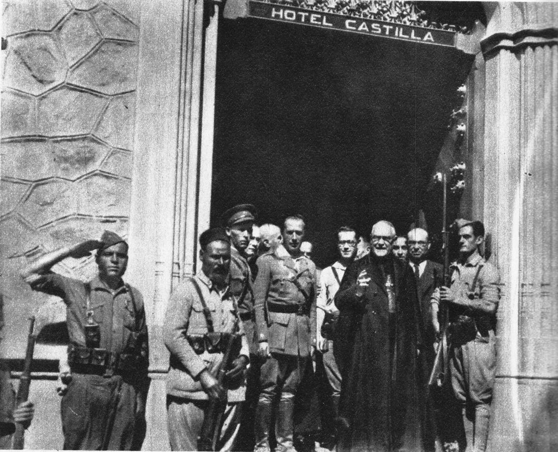 Octubre de 1936. El cardenal Gomá y, a su derecha, el teniente coronel, Heliodoro Rolando en la puerta del Castilla, entonces sede de la comandancia militar. Archivo Municipal de Toledo. 