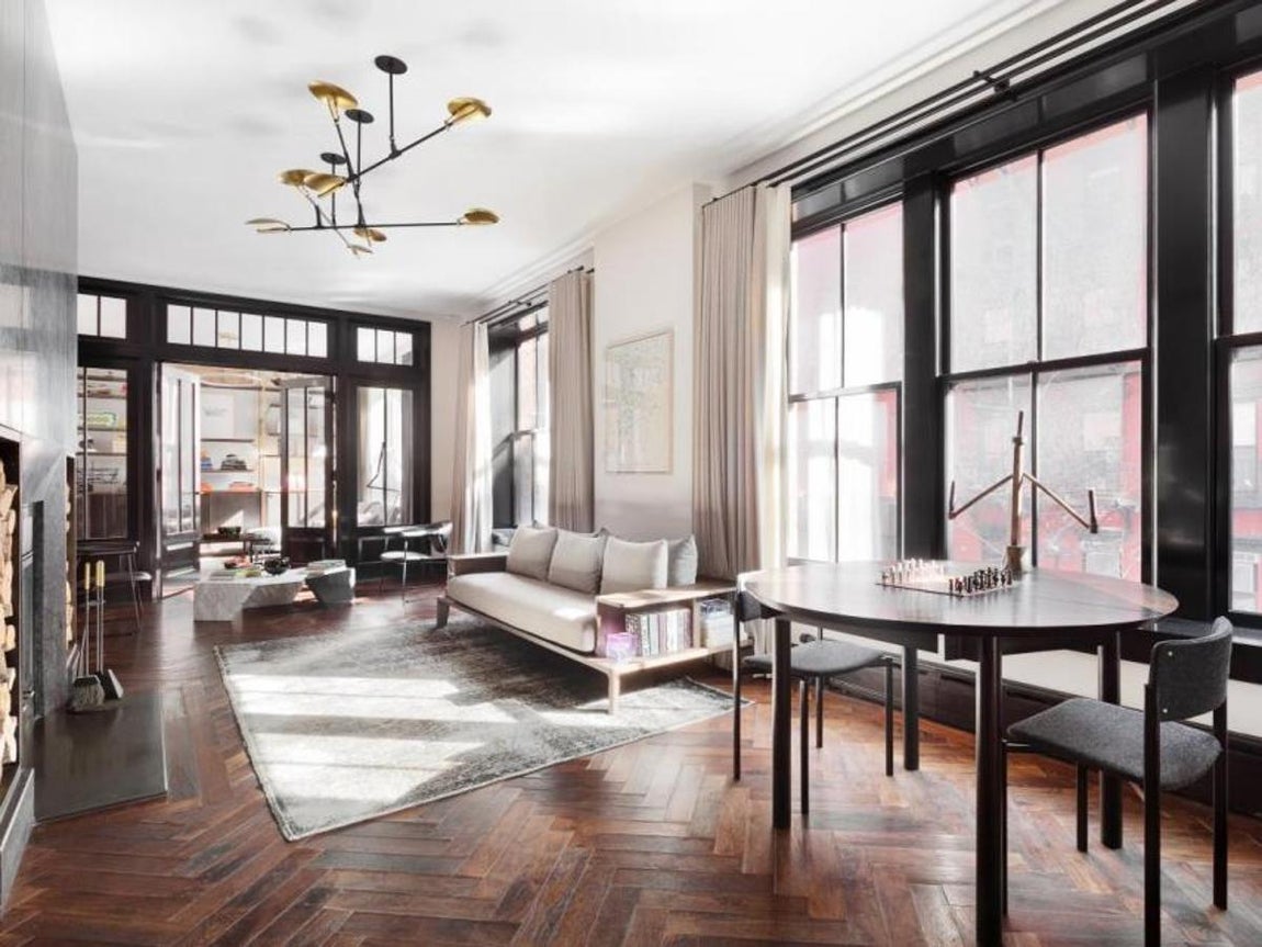 Salón. La pareja, que se casó en 2018, compró el condominio en octubre de 2013 por una cifra mucho más baja que el precio por el que ahora la venden: 4 millones de euros. La vivienda está ubicada en el edificio romano y diseñado del barrio del centro de Nolita, en la ciudad estadounidense. La propiedad cuenta, entre otras cosas, con dos dormitorios y dos baños.