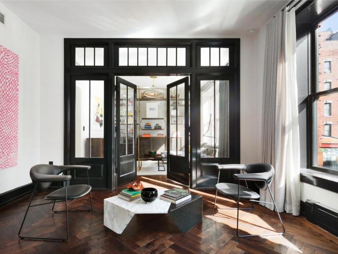 Sala de estar. La casa de Kloss y Kushner tiene 609 metros cuadrados entre los que se encuentra también una terraza y una gigante sala de estar con chimenea incluida. Ala suite principal se accede a través de puertas francesas y el baño está revestido con mármol Calacatta Gold. También hay una bañera, una ducha a ras de suelo y dos vestidores contiguos.